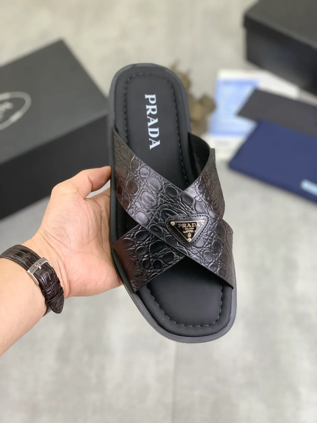 Men's shoes 💰P320💰【New style】🎁🎁🎁 PRADA Prada's new casual slippers, original official website 1:1, perfect workmanship, conveying a kind of noble luxury, sublimating its definition of luxury in Prada's high-end extraordinary craftsmanship. Original combination outsole, size: 39-46 colors 🉑️ to choose from